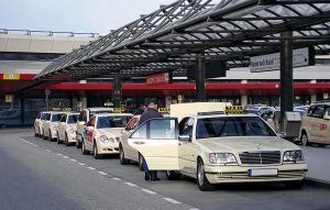 800px-Taxis_at_EDDT-(jha)_photo_Matti Blume, MB-one