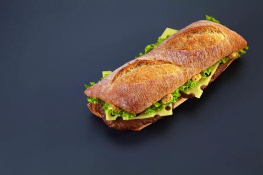 Stratégie de proximité : sandwich à la baguette chez McDonald’s