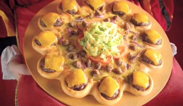 Pizza Hut lance une pizza aux cheeseburgers (vidéos)