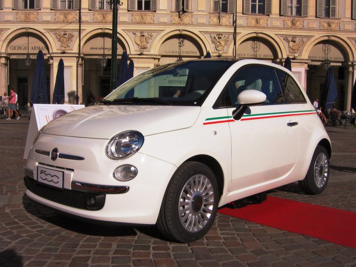 Fiat s’associe avec Guerlain pour le lancement de la citadine rétro