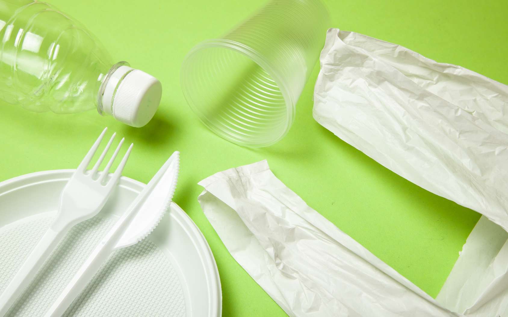 Focus sur les produits plastiques à usage unique interdits entre 2020-2023