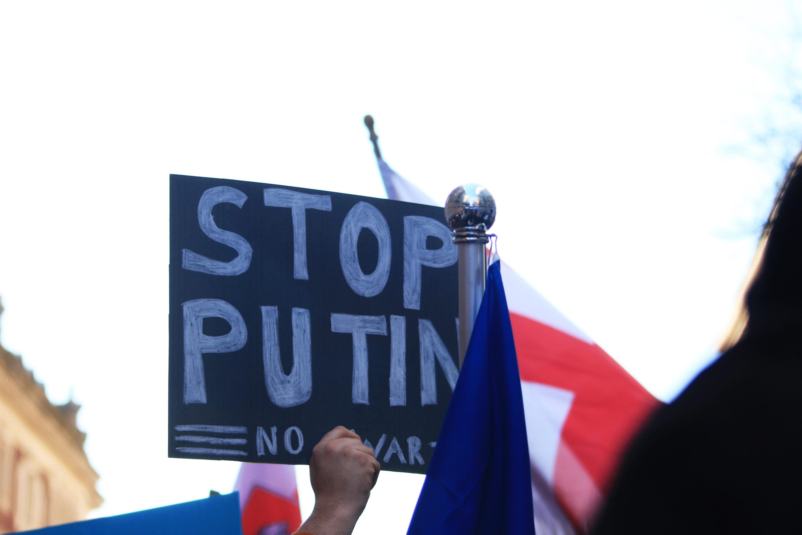 L’offensive russe se poursuit dans l’est de l’Ukraine, tandis qu’Emmanuel Macron veut que l’Europe se prépare à une « économie de guerre »