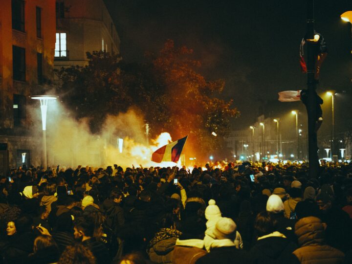 Un million de personnes marchent en France alors que les syndicats menacent d’une grève d’envergure