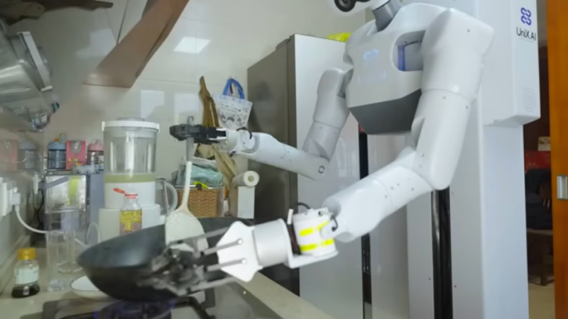 Robot humanoïde : UniX AI dévoile Panther, un majordome 2.0 sur roues