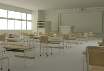 Une salle de classe vide.